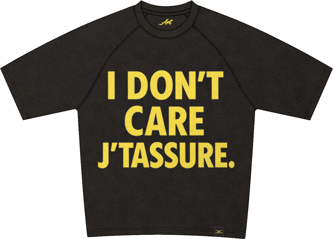 Le tee-shirt noir à plat, print I DON&rsquo;T CARE J&rsquo;TASSURE. en jaune.